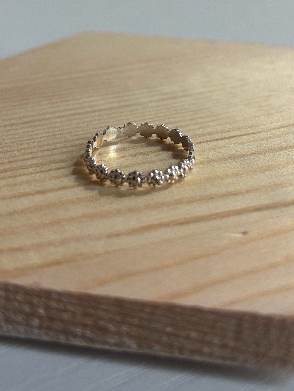 Delicate Floral Band Ring in Silver Size 6.5
